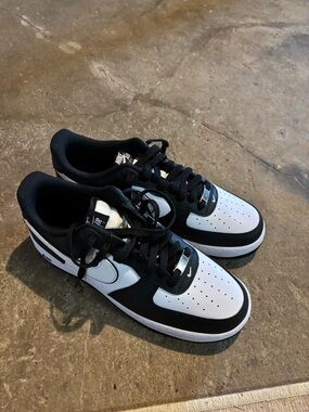 Nike Low Top Sneakers - Black & White